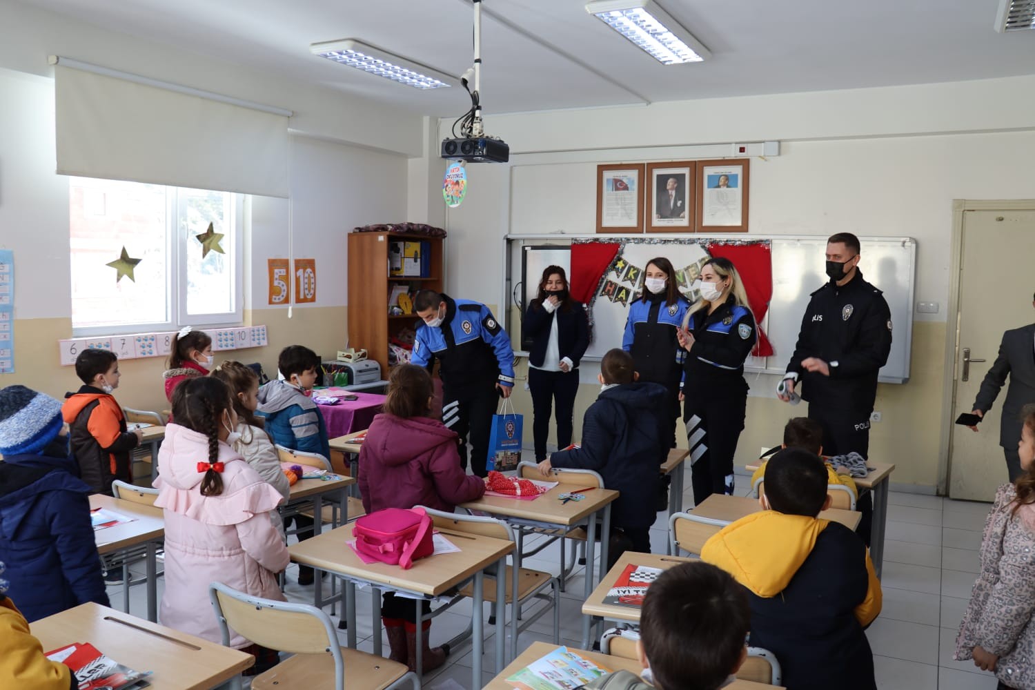 Emniyet Müdürlüğünden selzede çocuklara kitap hediyesi