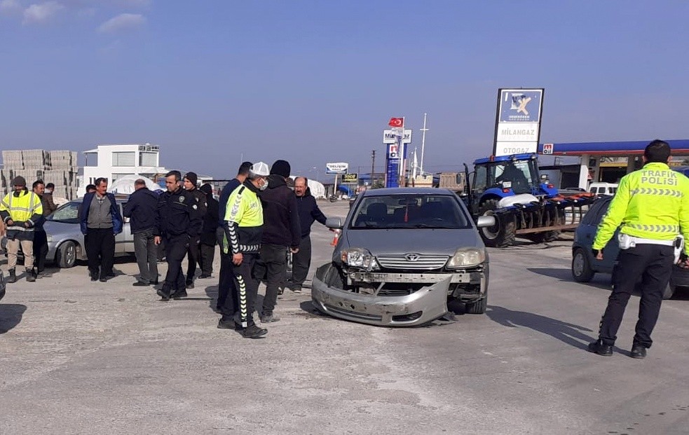 Kavşakta otomobiller çarpıştı, sürücüler yaralandı #osmaniye
