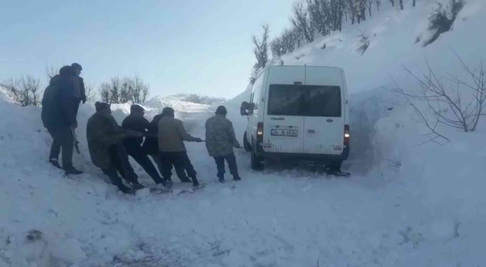 Siirt’te kara saplanan yolcu minibüsü, başka minibüsle kurtarıldı