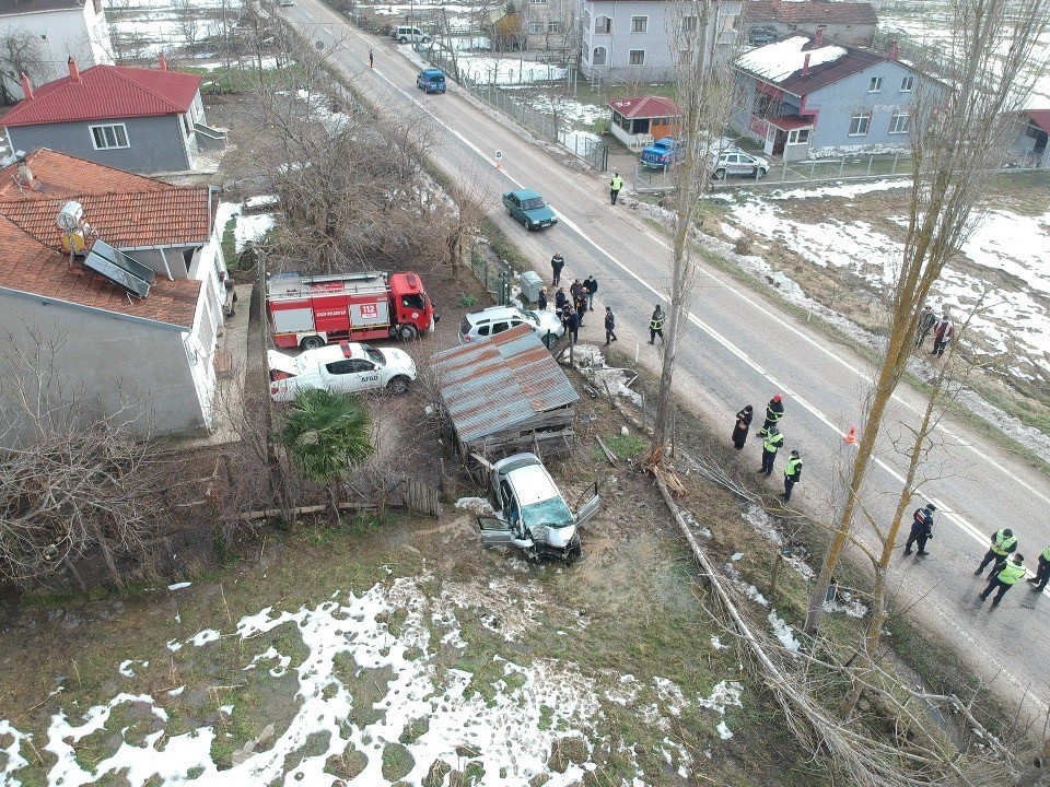 Sinop’ta otomobil ağaca çarptı: 2 ölü