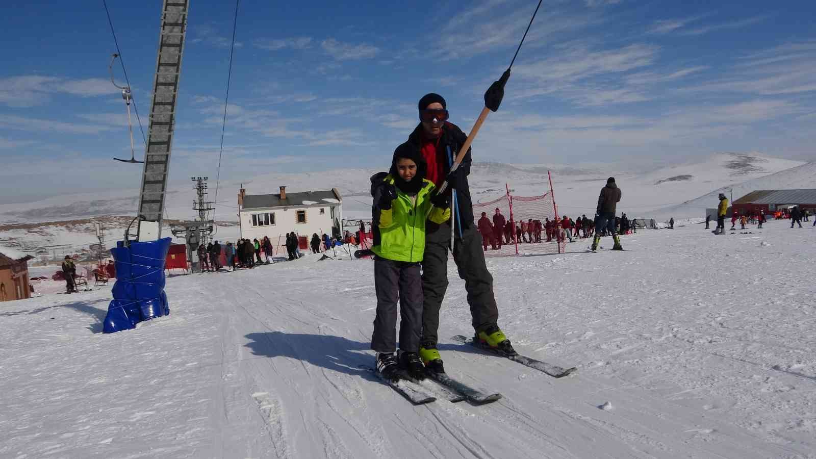 Gevaş Belediyesi binlerce öğrenciyi kayakla buluşturdu