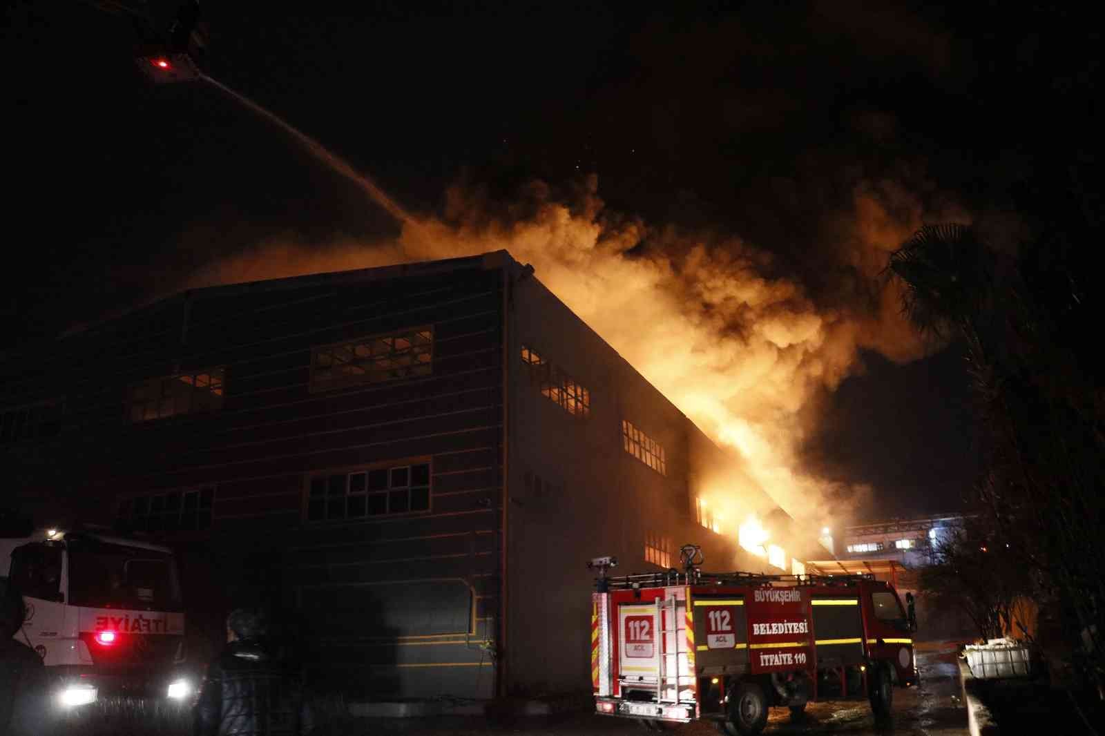 Adana’da hijyenik ürün üretim fabrikasının deposunda yangın #adana