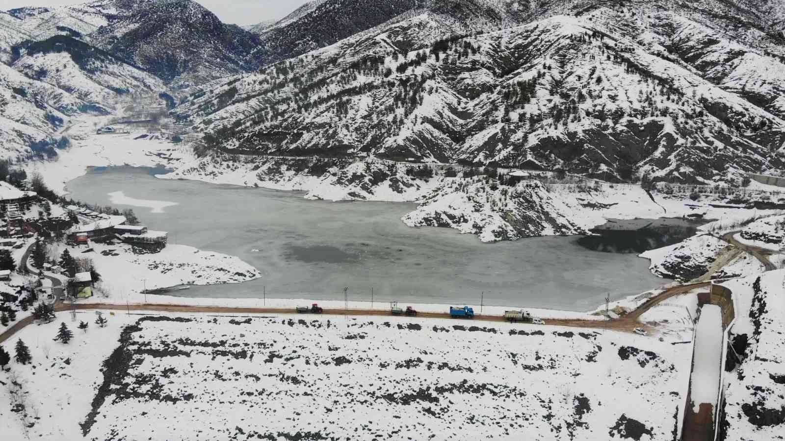 Sokaklardaki karları toplayıp baraj gölüne taşıdılar #amasya
