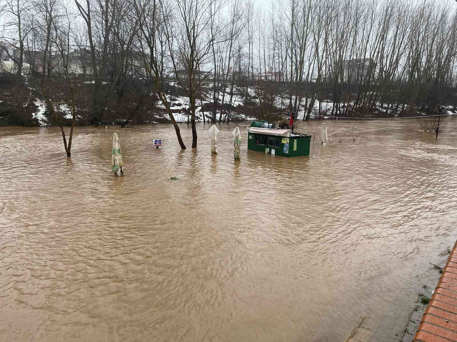 Eriyen kar suları Bartın Irmağında taşkınlara neden oldu #bartin