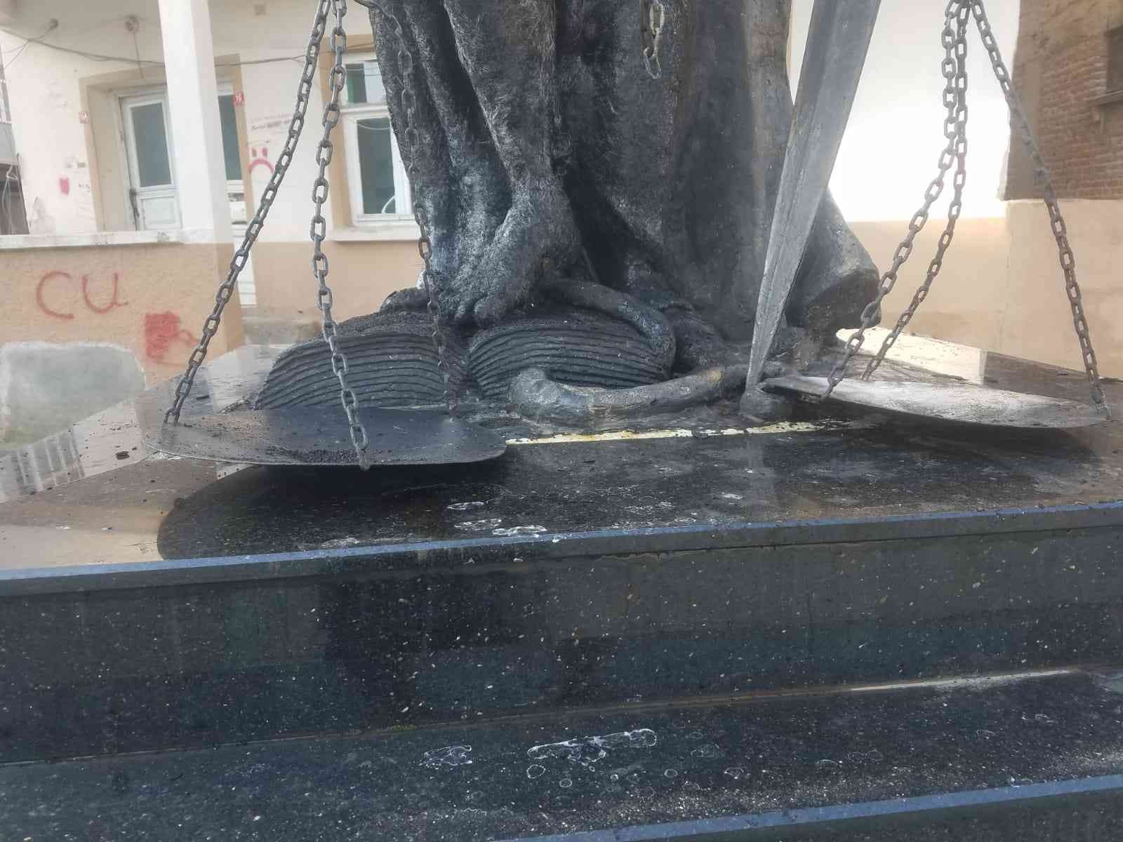 Adalet Anıtını ateşe veren 2 şüpheli gözaltına alındı #edirne