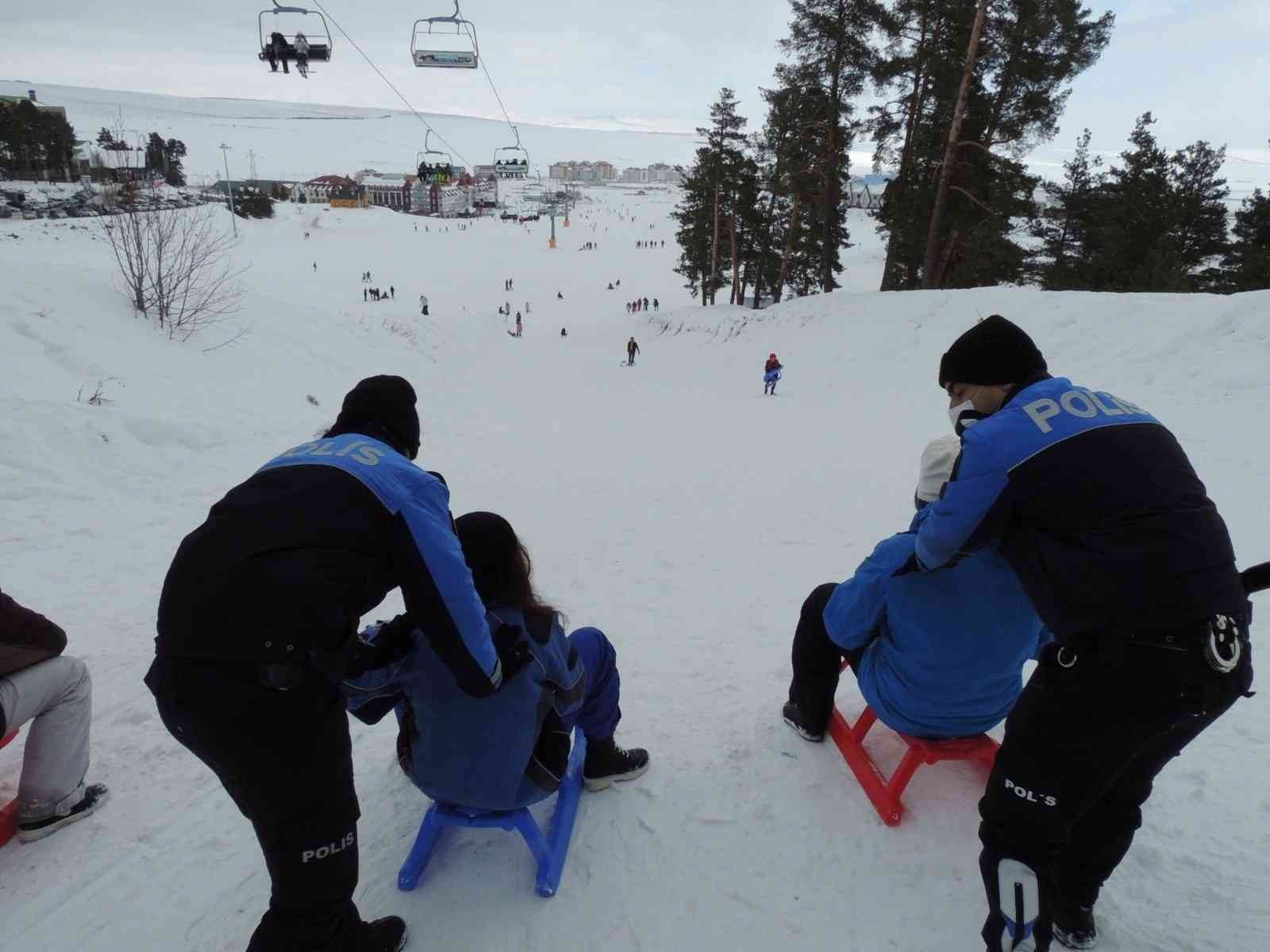 Kars TDP Iğdırlı öğrencilere Sarıkamış’ı gezdirdi #kars