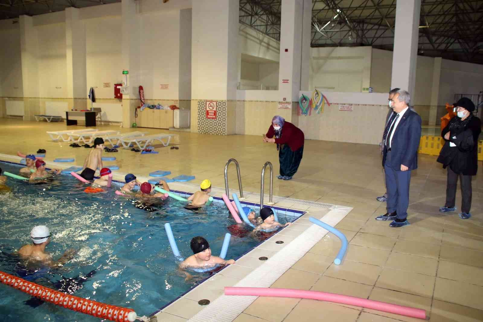 Akşehirli öğrencilerden yüzme kursuna yoğun ilgi #konya