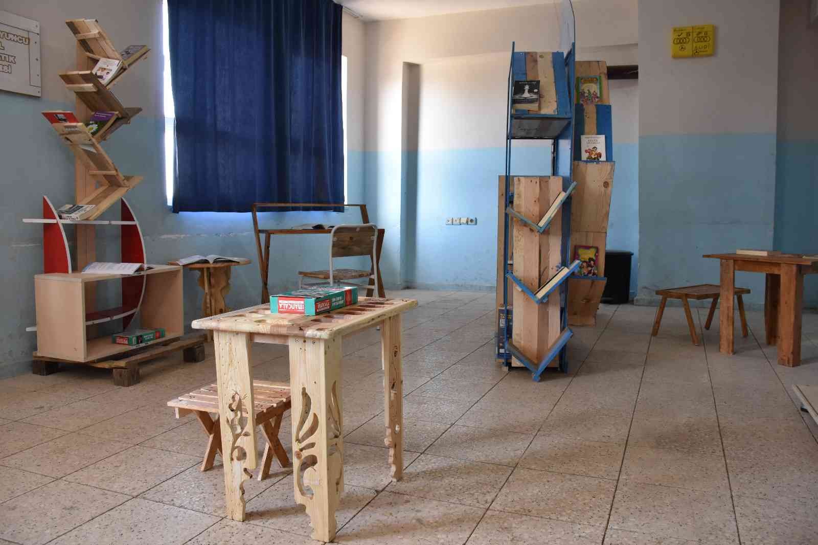 Öğrenciler atık malzemelerden köy okullarına kütüphane kuruyor