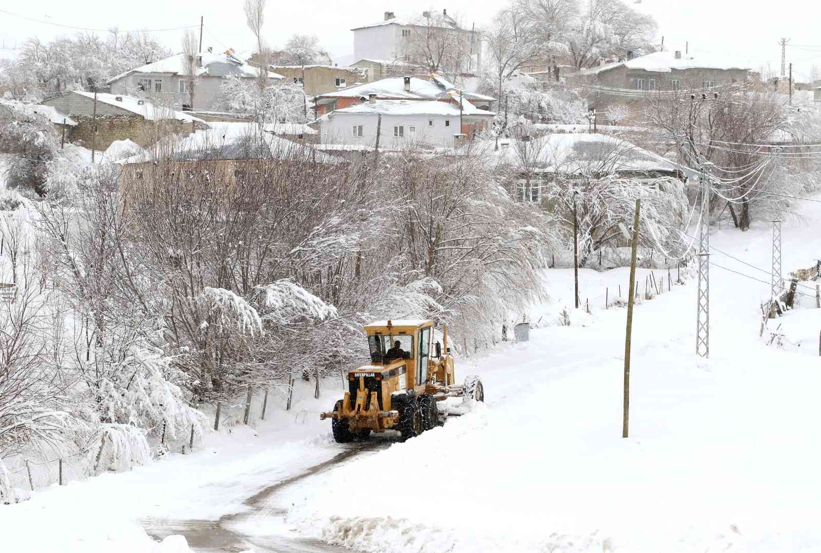 Van Büyükşehir Belediyesinden başarılı kar mesaisi #van