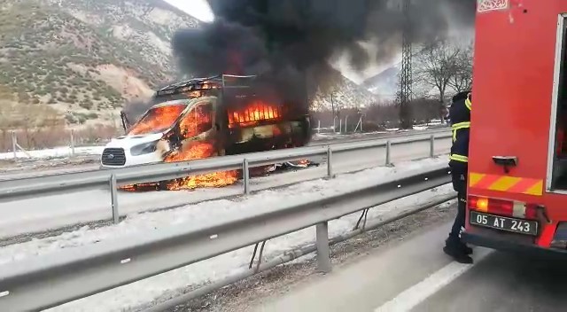 Amasya’da seyir halindeki kamyonet alev alev yandı