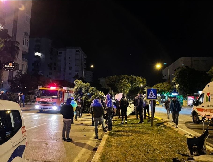 Aracın ağacı biçtiği kazada genç sürücü hayatını kaybetti #antalya