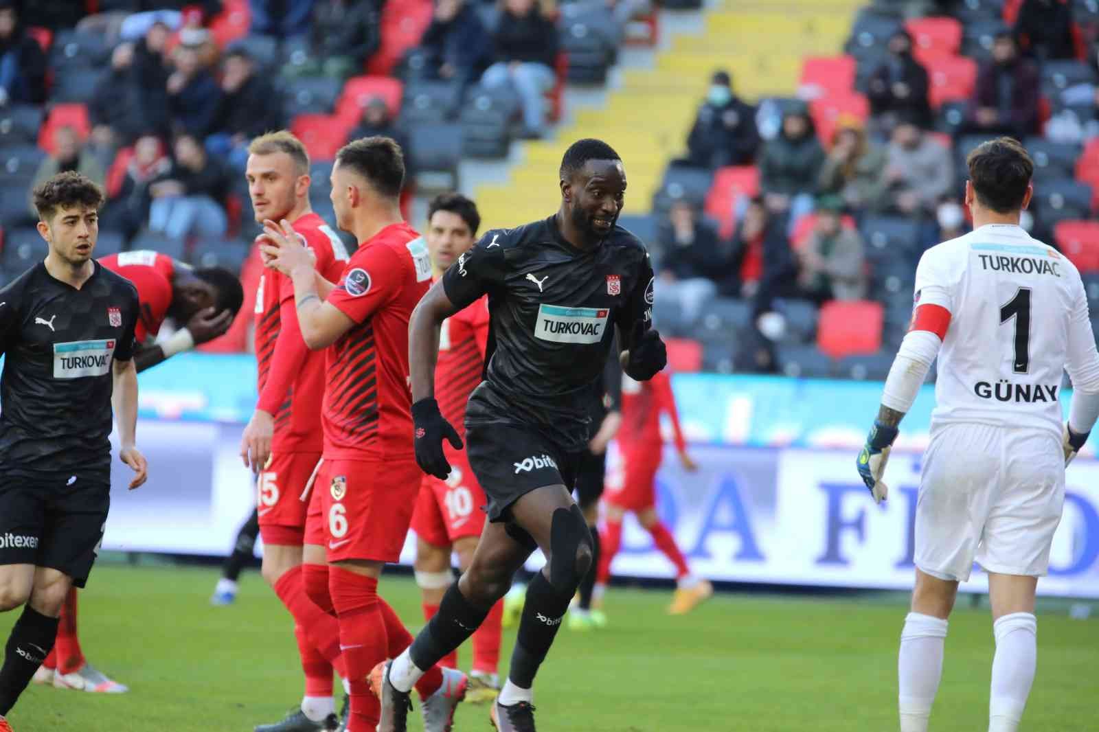 Sivasspor’da Mustapha Yatabare kırmızı kart gördü! #sivas
