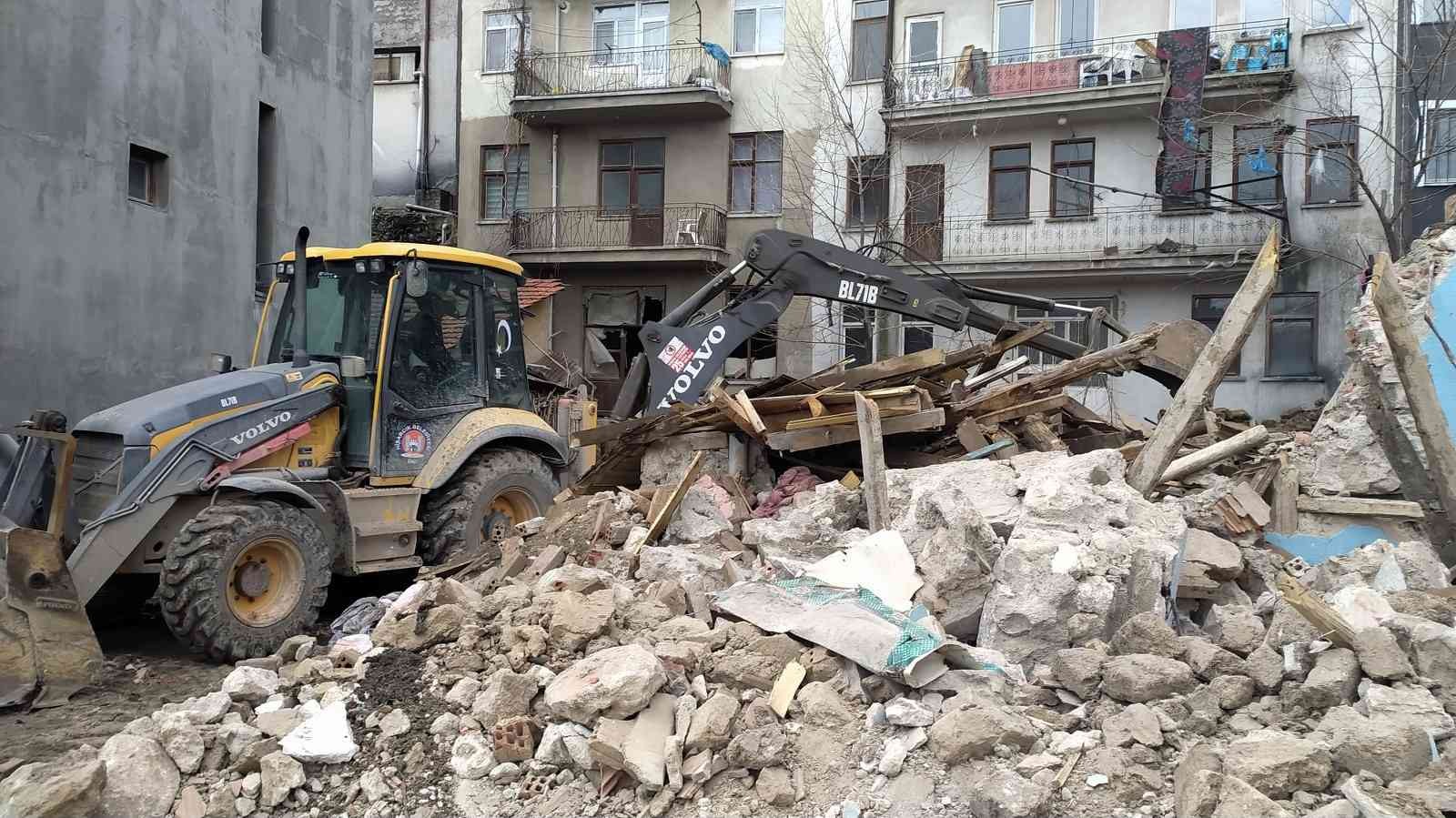 Hisarcık’ta 8 metruk bina yıkıldı #kutahya