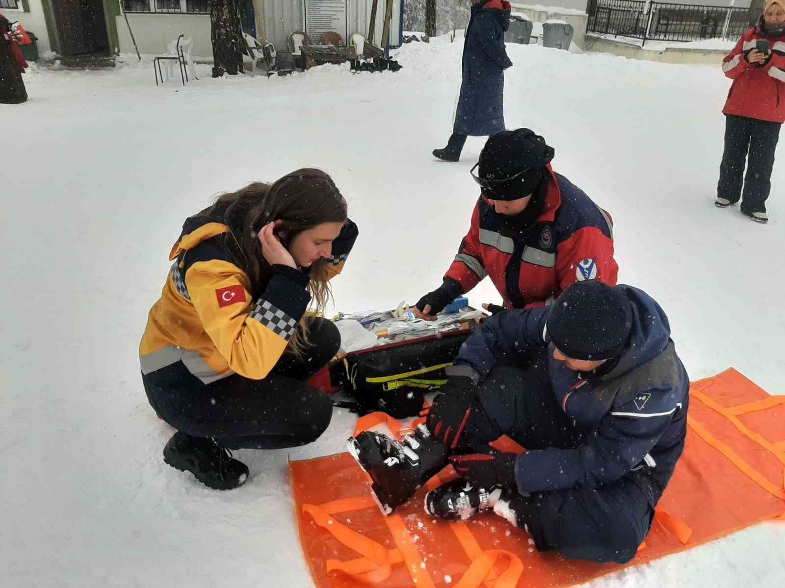 JAK, UMKE ve 112 Acil Sağlık Ekipleri kayak severlere güven veriyor #kutahya