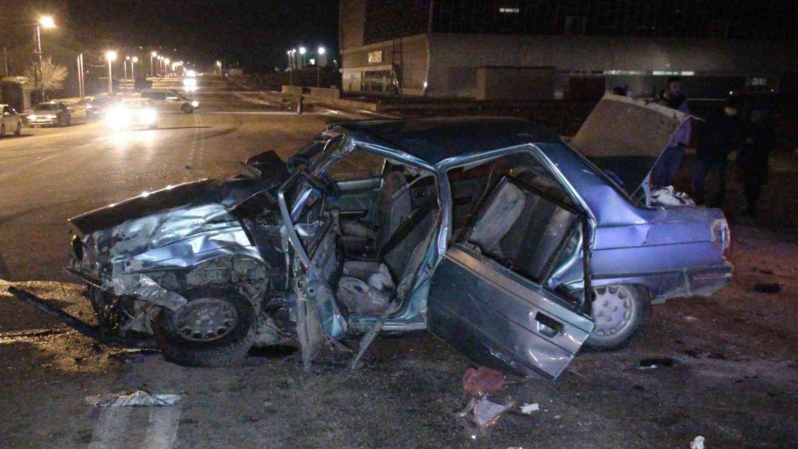 Karaman’da hafif ticari araç ile otomobil çarpıştı: 9 yaralı #karaman