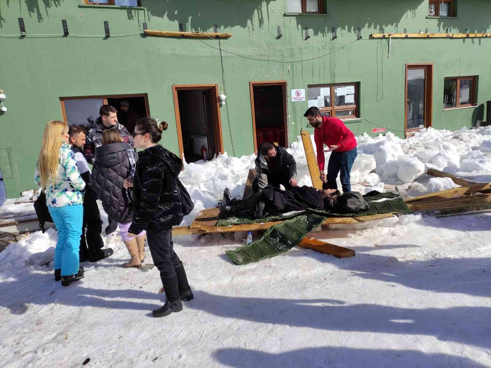 Saklıkent kayak merkezinde sundurma çöktü: 2 yaralı #antalya