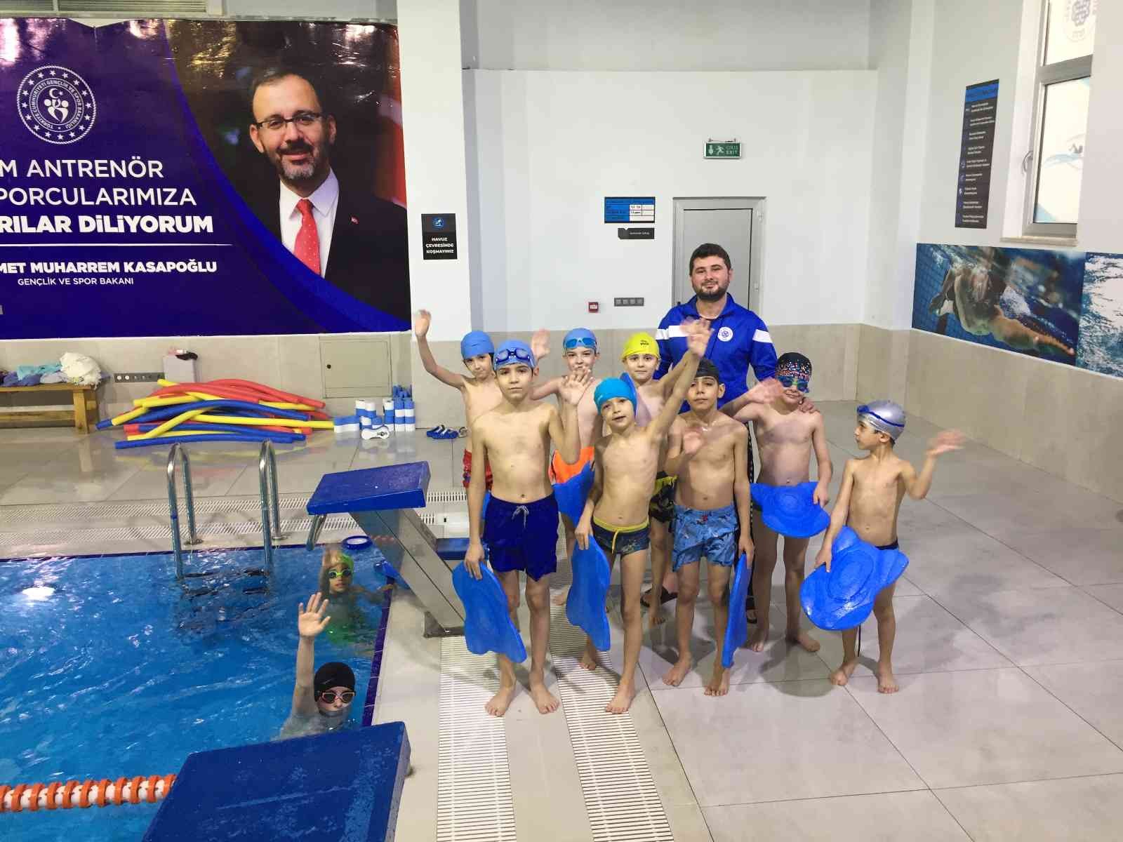 Biga Belediyesi ile kışın güvenle yüzme öğreniyorlar