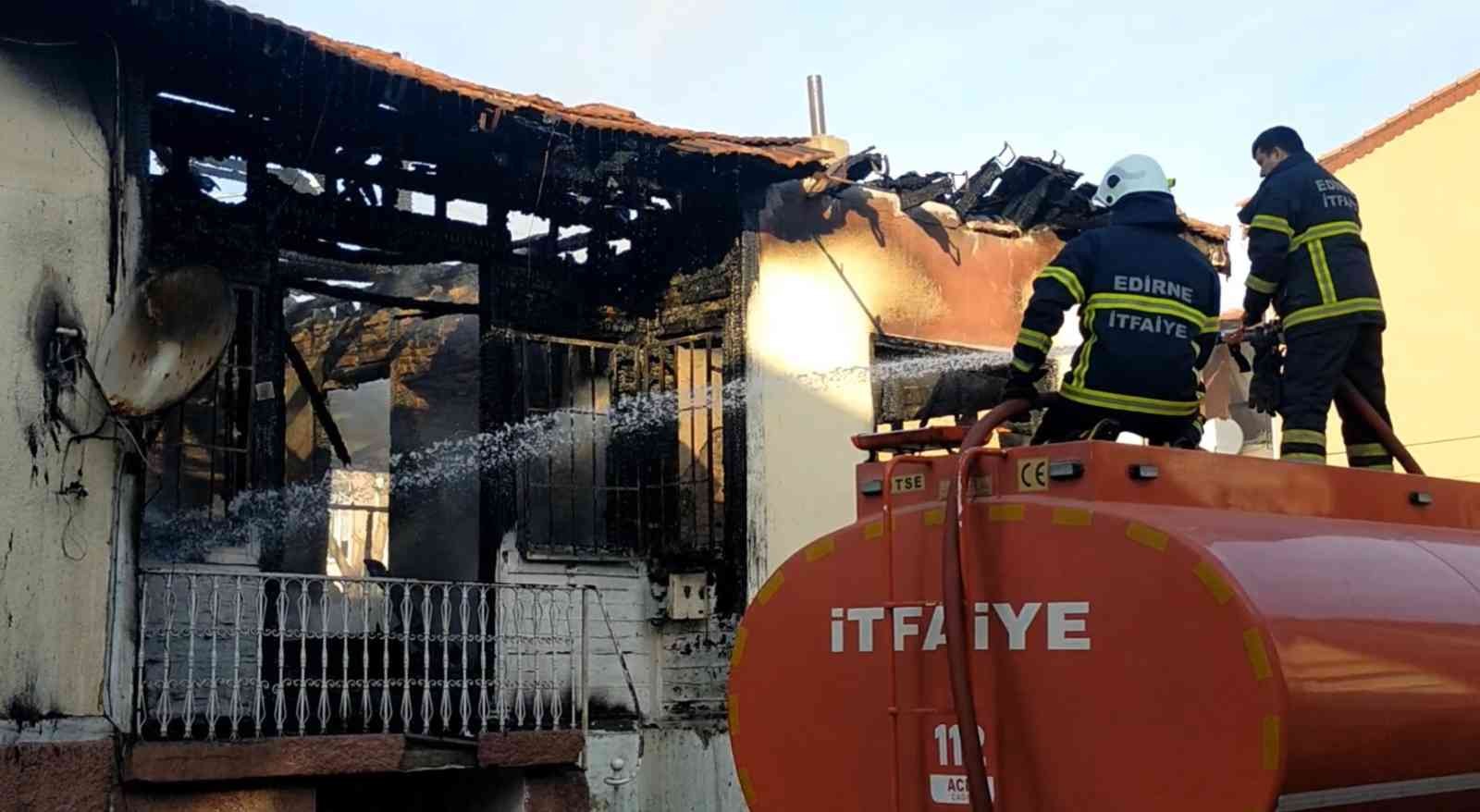 Tarihi ev yangında küle döndü #edirne