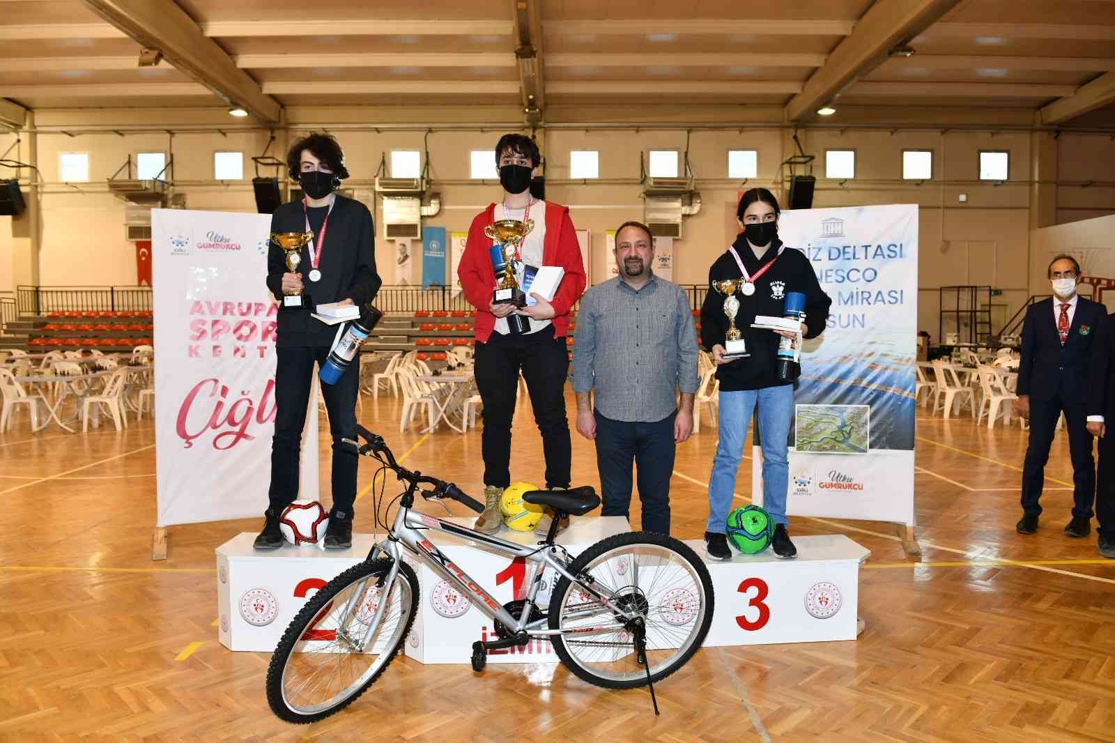 Satranç sporcuları Çiğli’de kıyasıya yarıştı