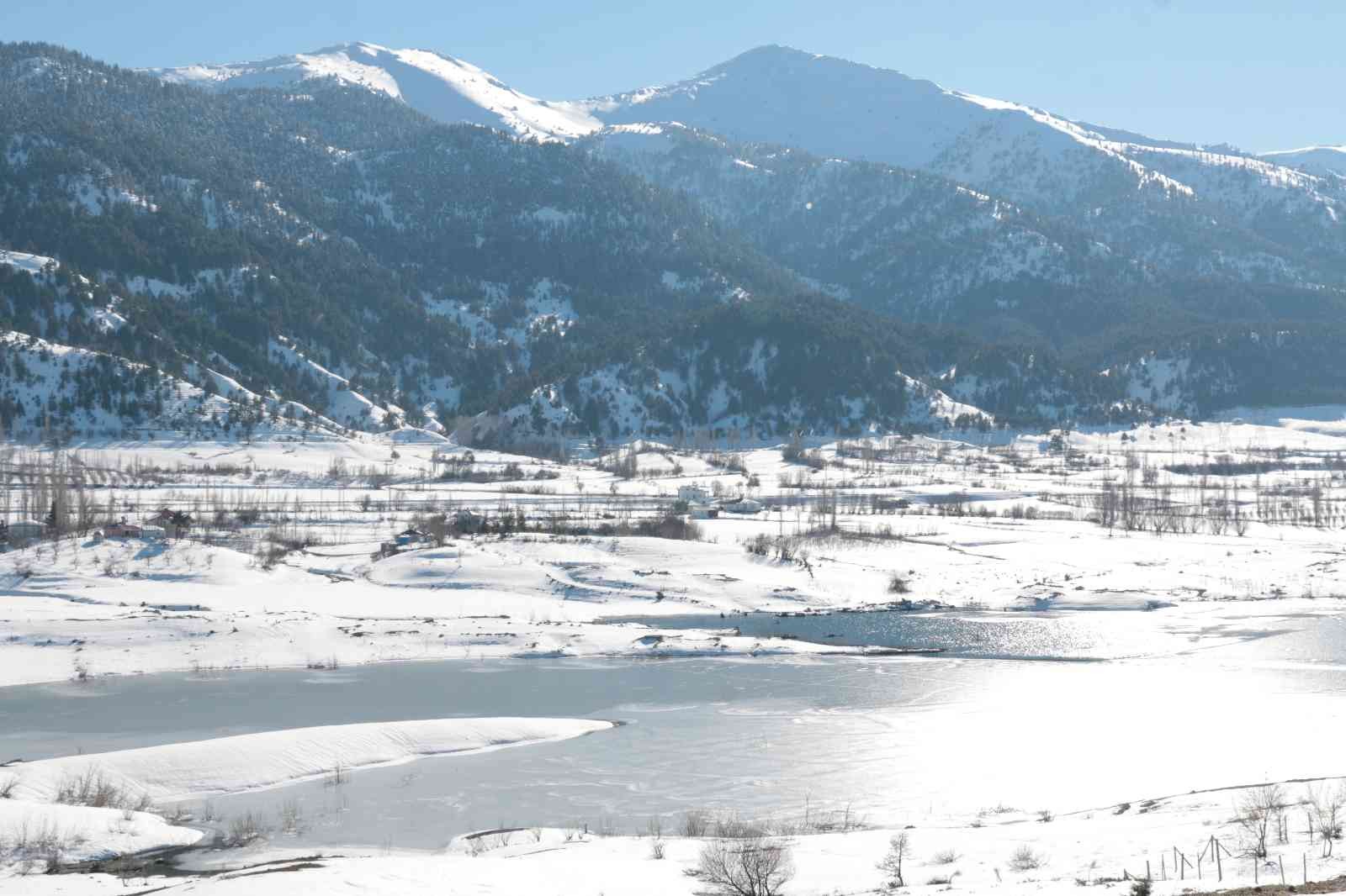 Sular altında kalan köy buz tuttu, kartpostallık görüntüler oluştu #kahramanmaras