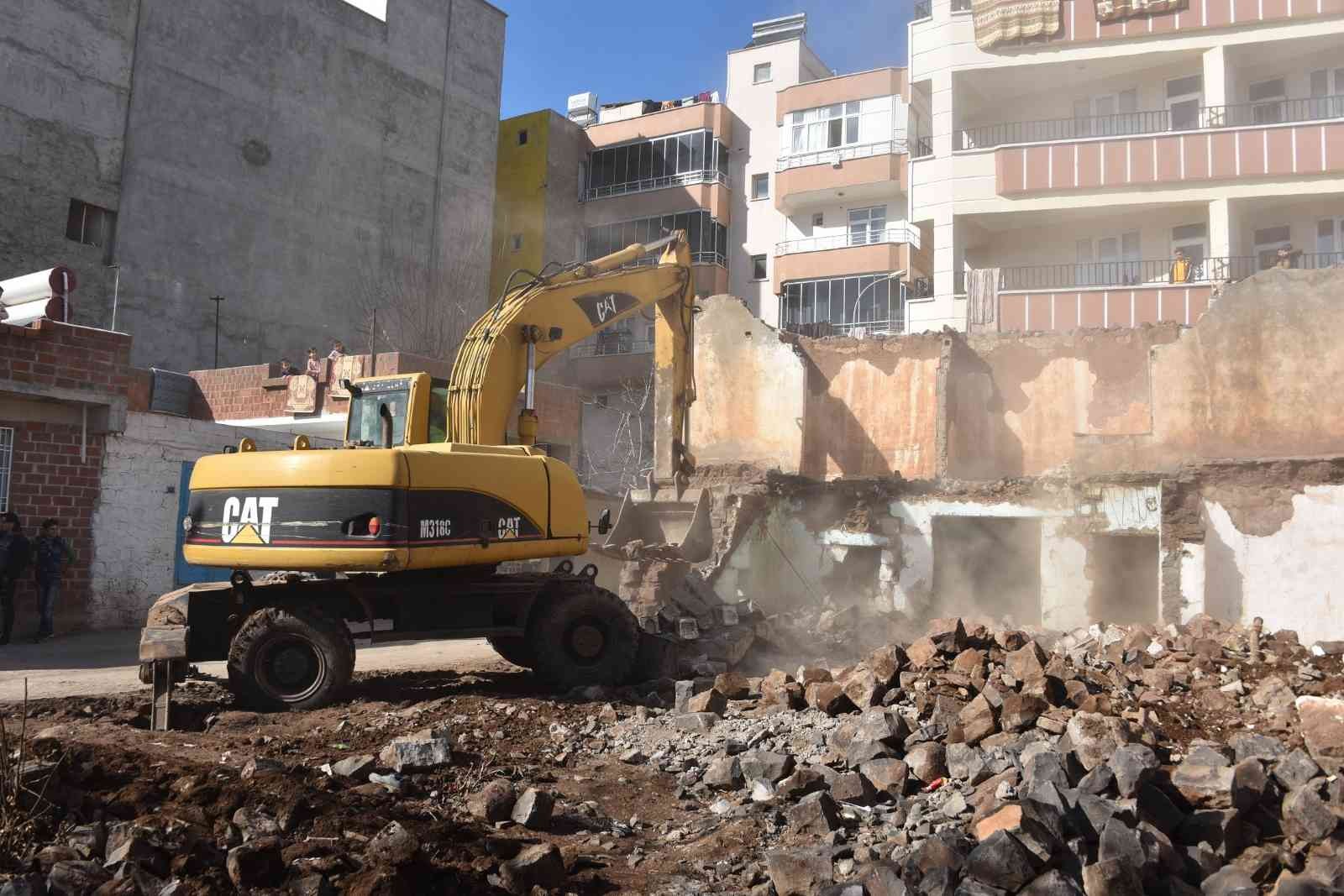 Siverek’te bağımlıların mesken tuttuğu metruk evler yıkılıyor