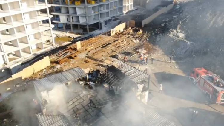 Ümraniye’de işçilerin kaldığı 8 konteyner alev alev yandı #istanbul