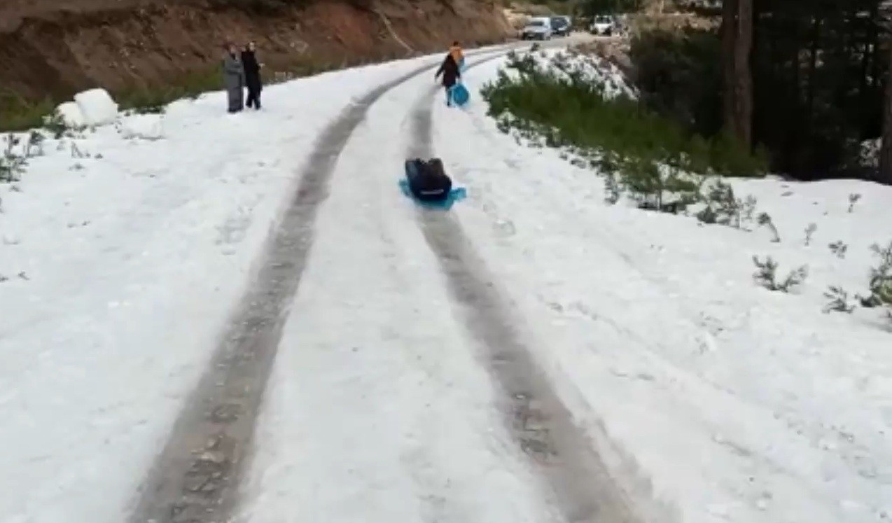 Araçlar yaylaya çıkamayınca çocuklar buzlanan yolda kayarak eğlendi #burdur