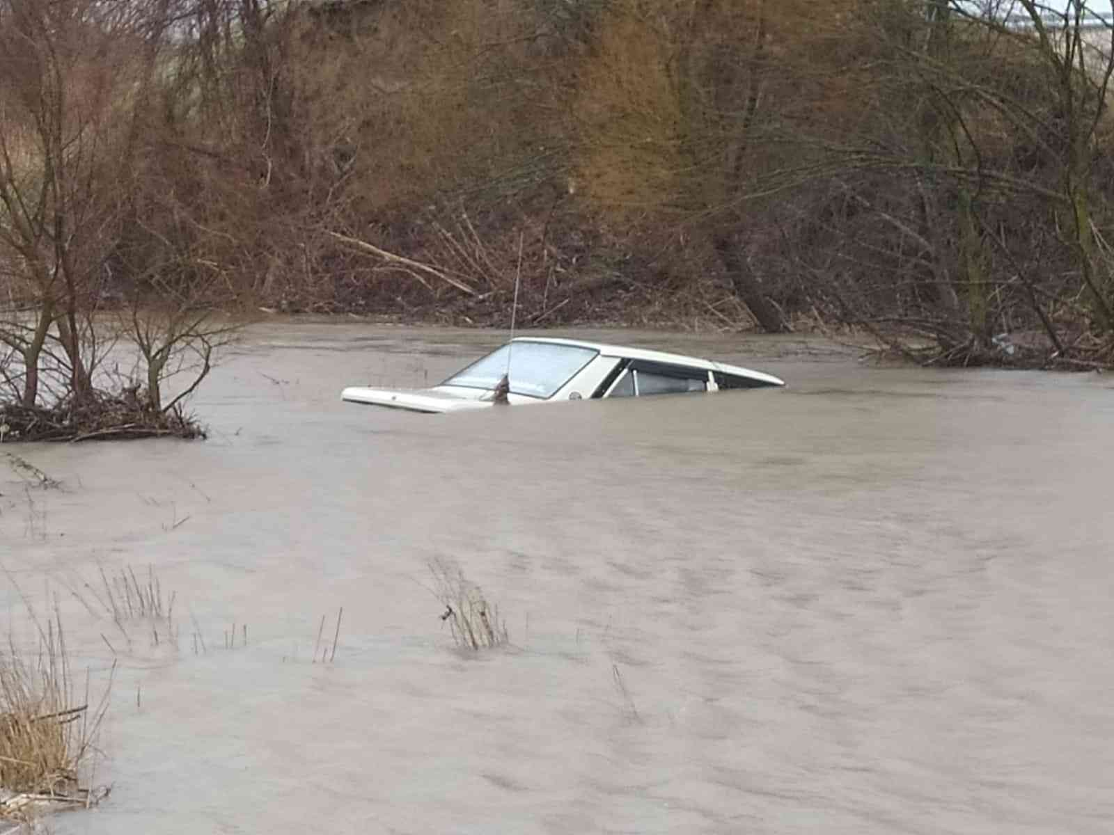 Taşan dere otomobili yuttu