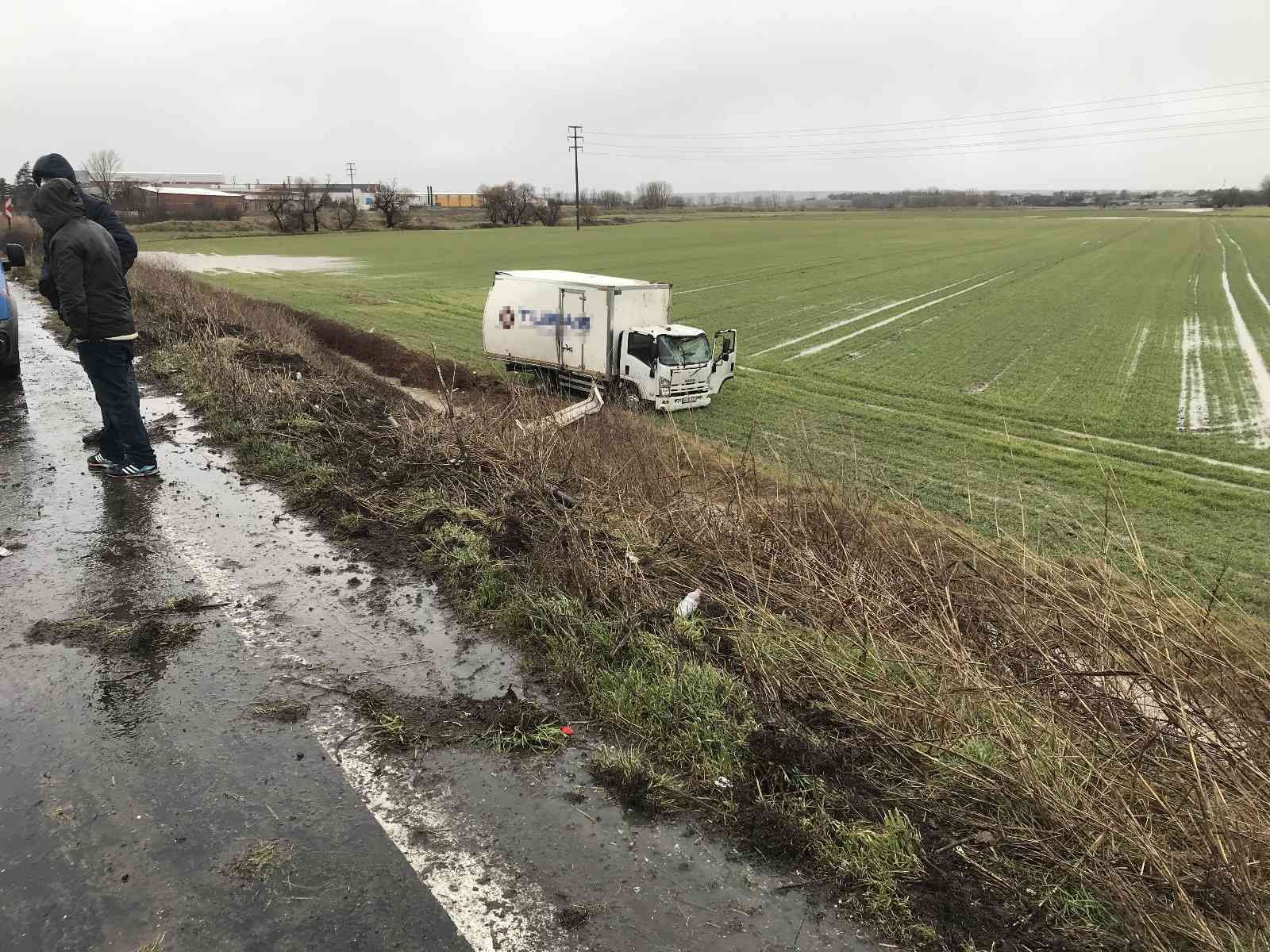 Kamyonet tarlaya uçtu