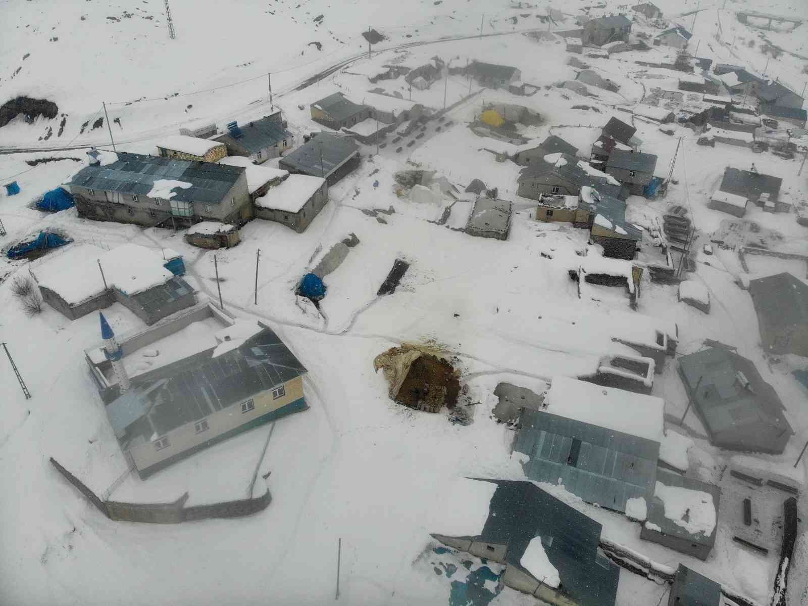 Yüksek kesimlerde evler kar altında kaldı #agri