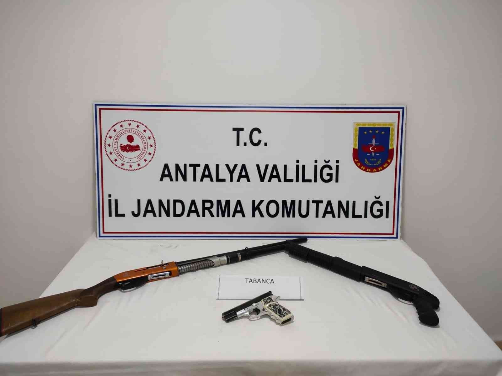 Manavgat’ta cezaevinden izinli çıkıp tabanca ve av tüfeği ile yakalandı #antalya