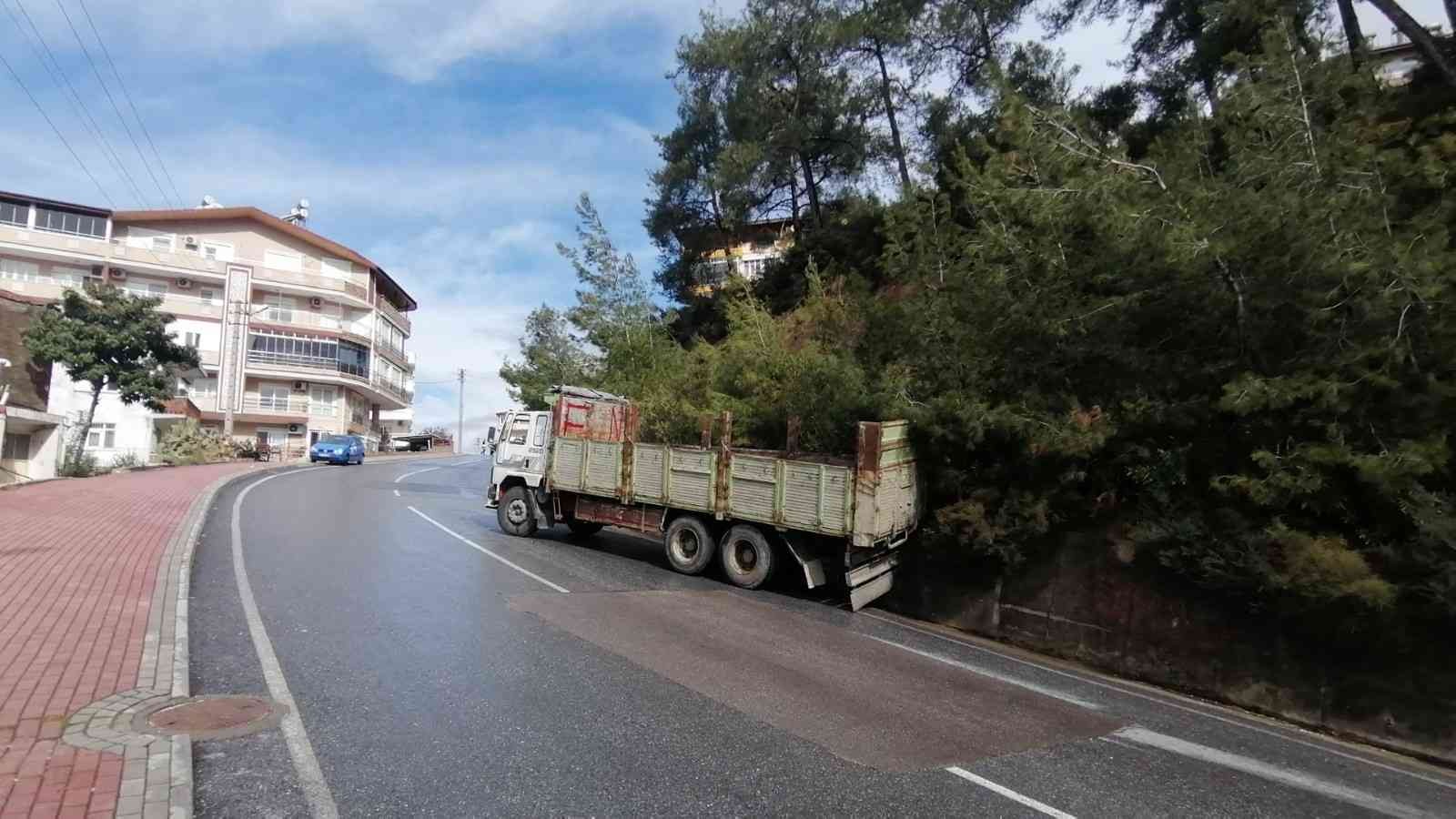 Rampada arıza yapan kamyonunu şarampole düşürerek muhtemel bir faciayı önledi #antalya