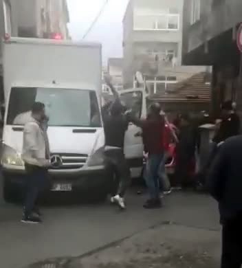 Ters şeritten geldiler, uyarılınca da öldüresiye darp ettiler #istanbul