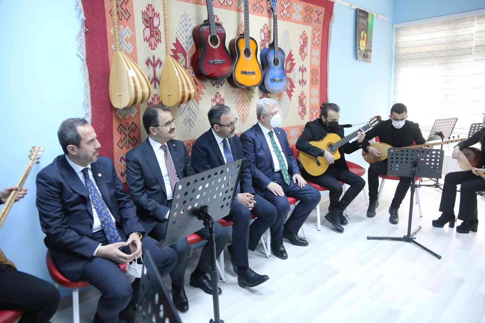 Bakan Kasapoğlu geçlerle şarkı söyledi #cankiri
