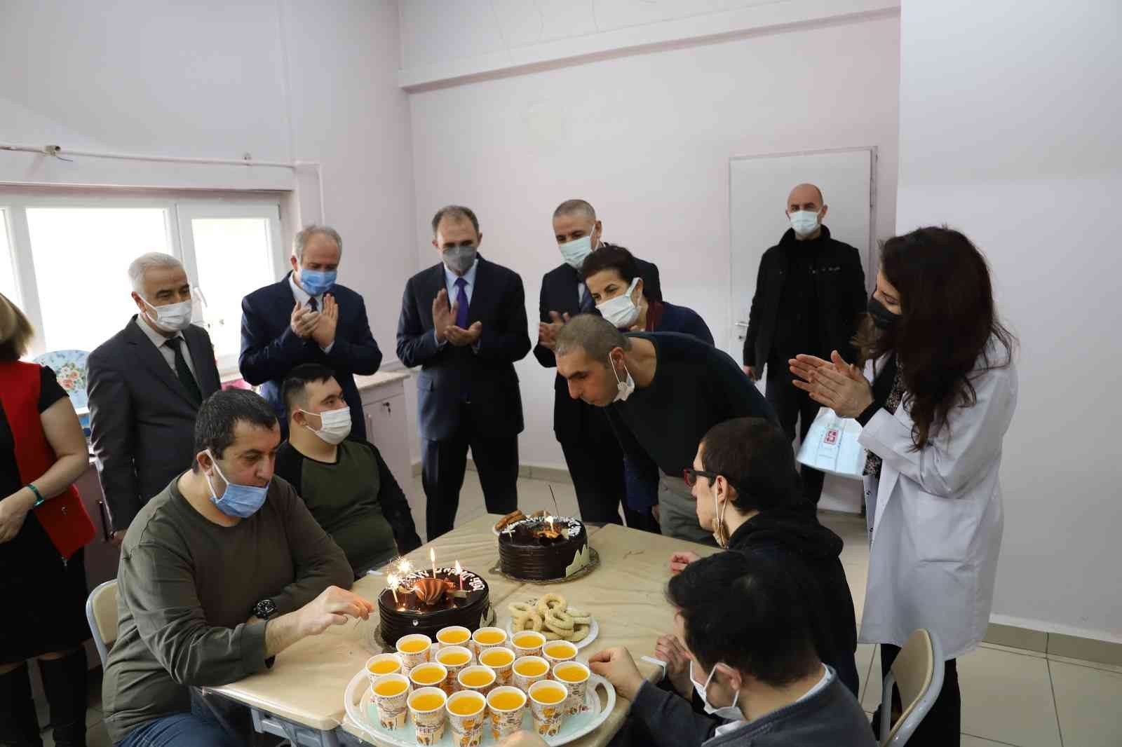 F.Ü. Rektörü Göktaş’tan özel çocuklara doğum günü sürprizi #elazig