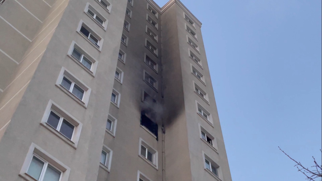 Esenyurt’ta site içindeki 15 katlı binanın 8’inci katında çıkan yangın söndürüldü #istanbul