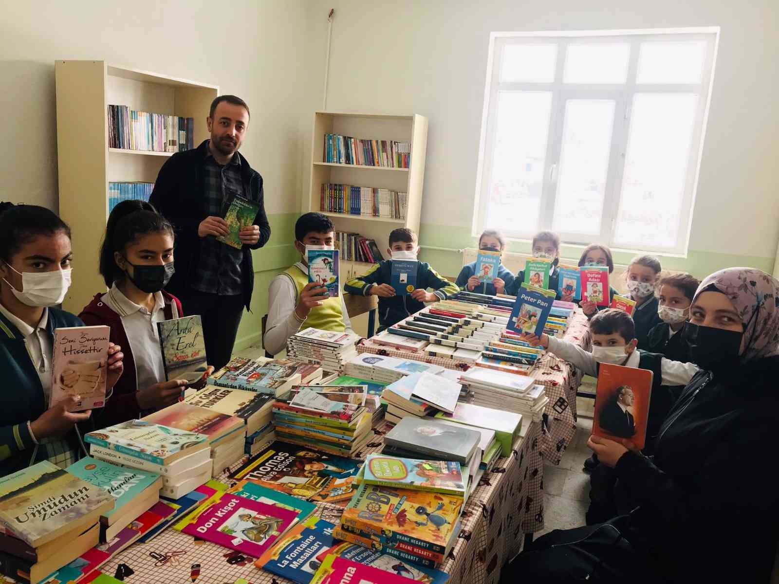 Fedakar öğretmen görev yaptığı köy okuluna kütüphane kazandırdı #yozgat