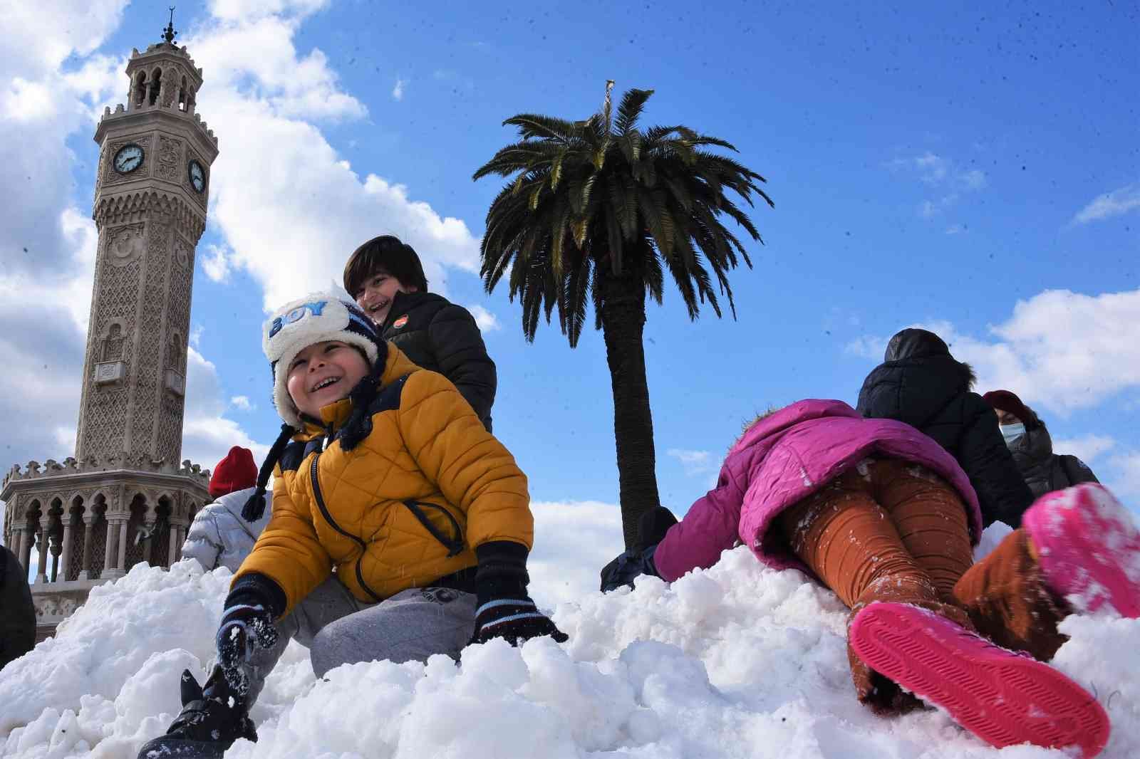 Konak Meydanı’na kar sürprizi #izmir