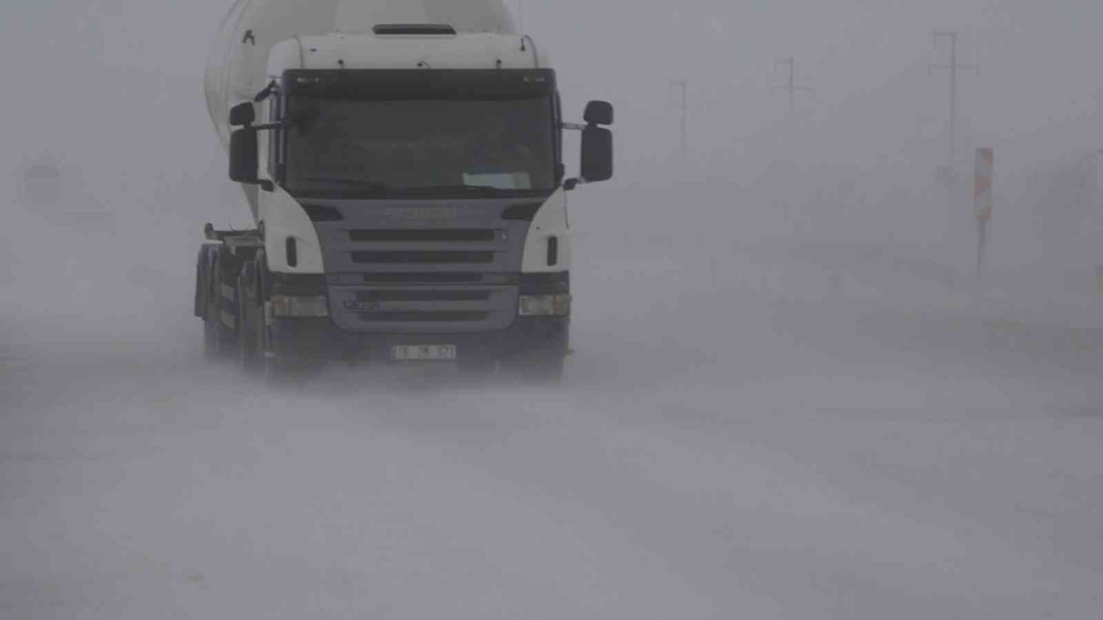 Konya’da kar ve tipi ulaşımı etkiliyor #konya
