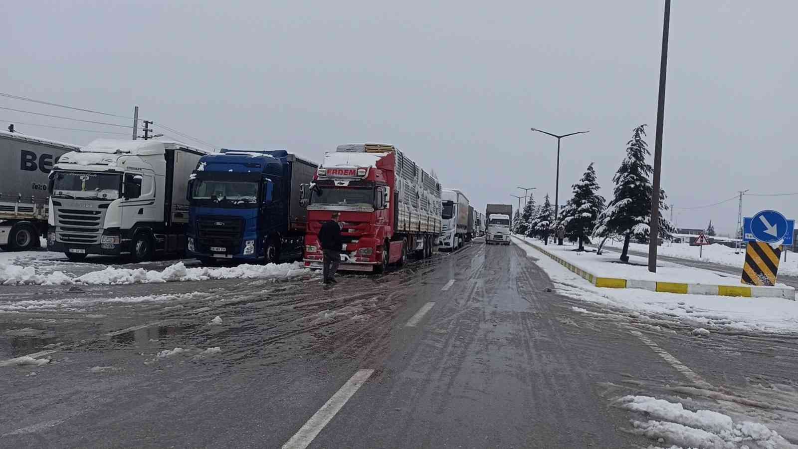 Konya Antalya yolunda kar yağışı trafikte aksamalara sebep oluyor