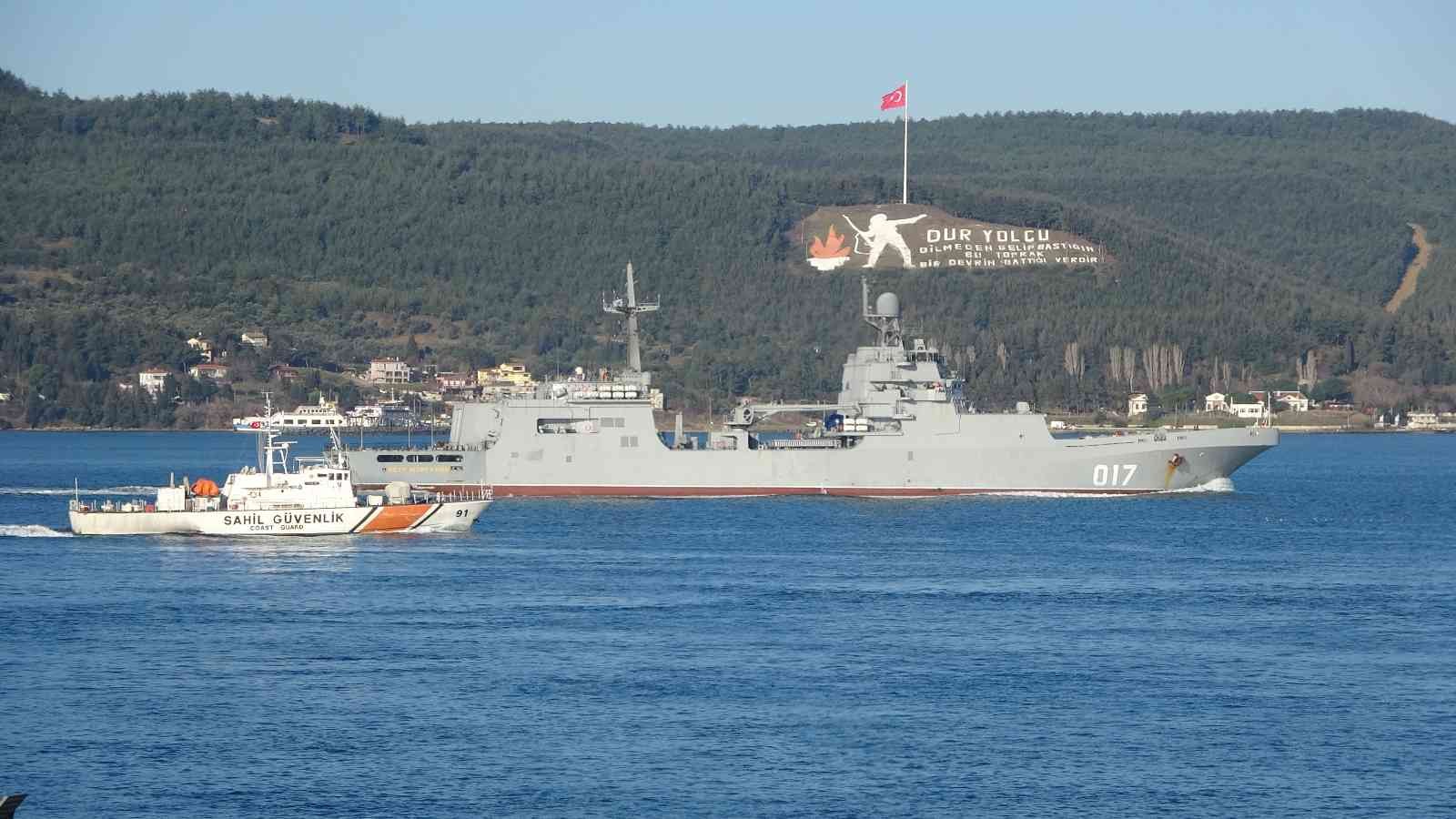 Rus savaş gemileri peş peşe Çanakkale Boğazı’ndan geçti #canakkale