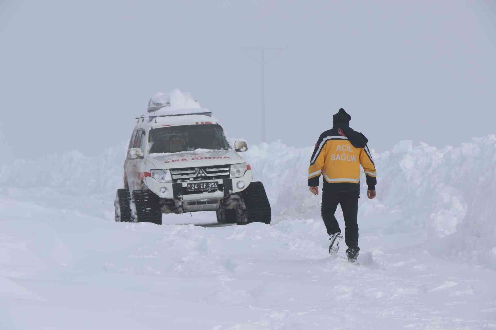 112 Acil Sağlık ekipleri karlı yolları aşıp hastalara ulaşıyor #erzincan