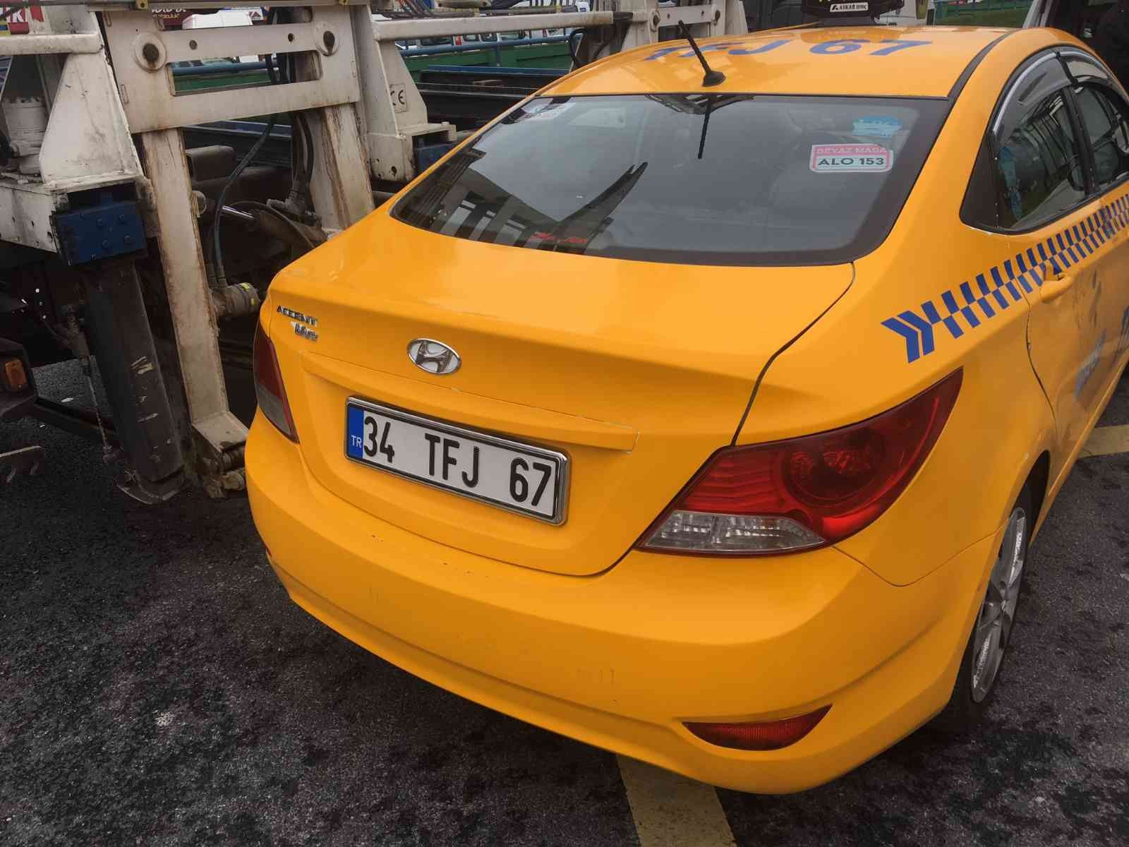 Kadın yolcuyu araçtan atan taksici yakalandı #istanbul