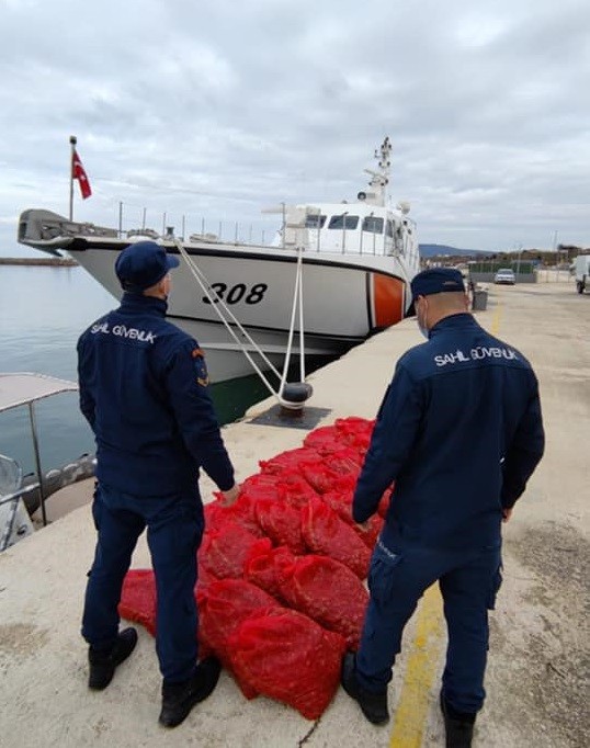 1 ton kaçak kum midyesi taşıyan tekne radara takıldı: 297 bin TL ceza kesildi #edirne