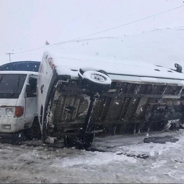 Servis aracı önce pikapla çarpıştı ardından yan yattı