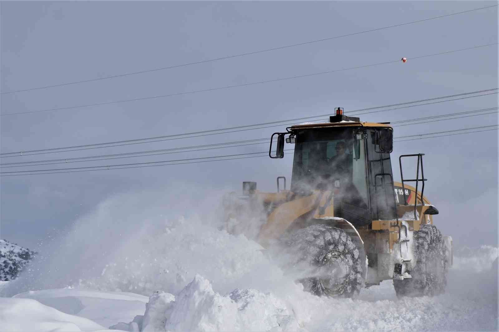 Erzincan’da kar ve tipiden 104 köy yolu ulaşıma kapalı #erzincan