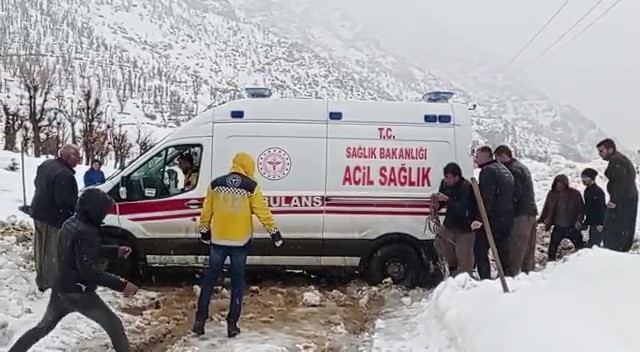 Yolda mahsur kalan ambulansı köylüler kurtardı