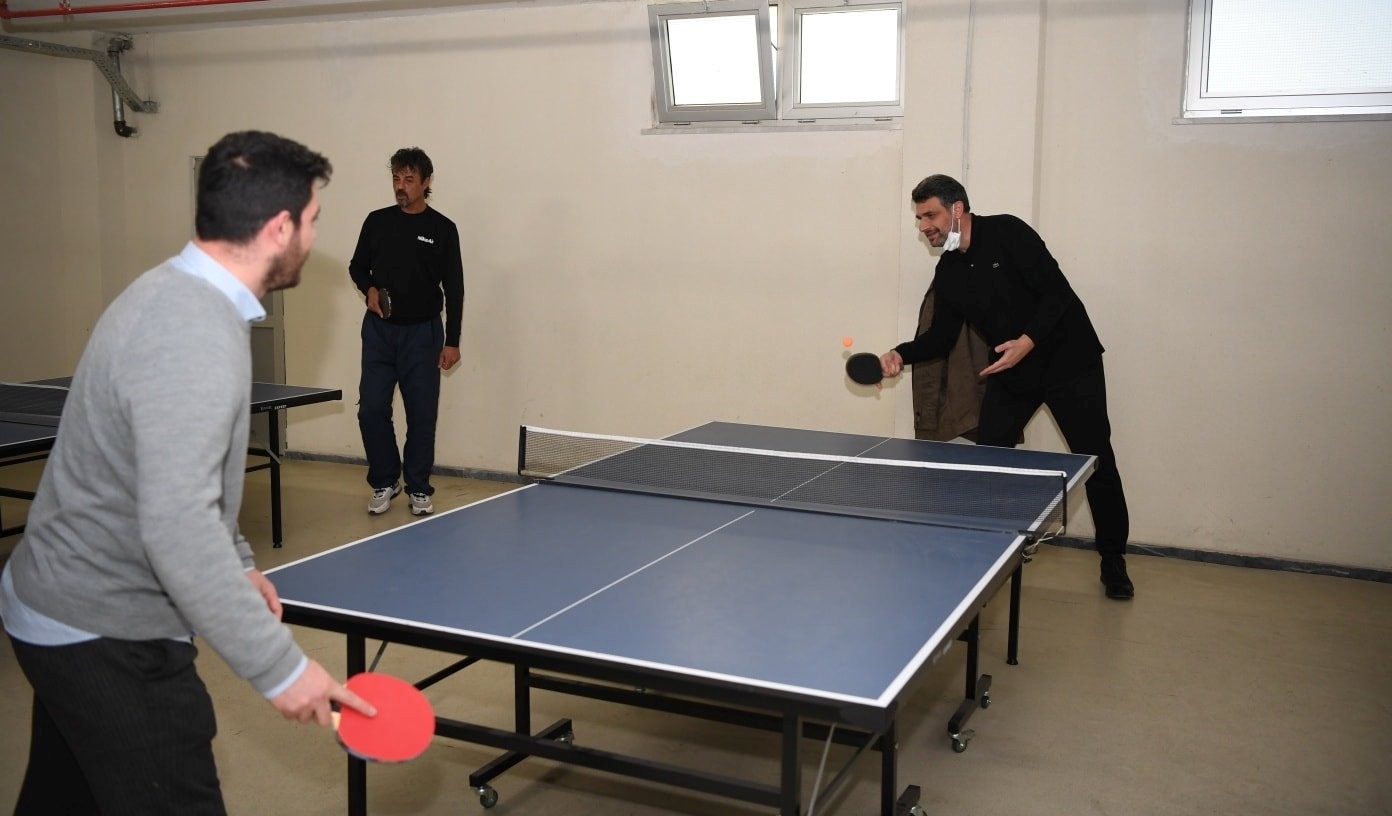 Mustafa Kocaman, gençlerle masa tenisi oynadı #kocaeli