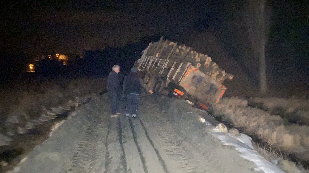 Çöken yolda batan tomruk yüklü kamyon devrilmekten son anda kurtuldu #kastamonu
