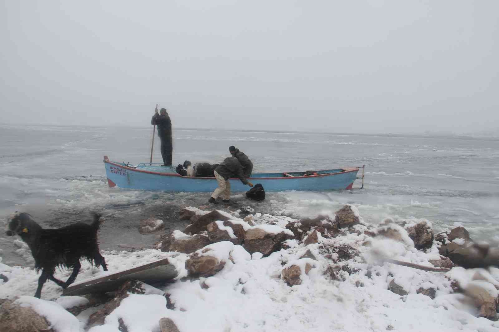 Adada mahsur kalan küçükbaş hayvanlar balıkçı tekneleriyle taşındı #konya